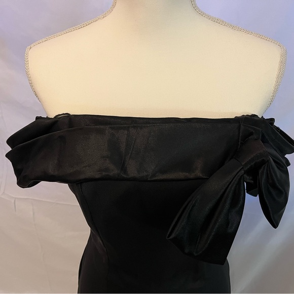 VINTAGE 1980s-1990s Black Off the Shoulder Cocktail Dress with Bow Size 7-8 - Picture 5 of 11